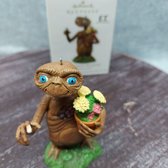 Hallmark Keepsake E.T. The Extra-Terrestrial 30th Anniversary Ornament - Picture 3 of 7